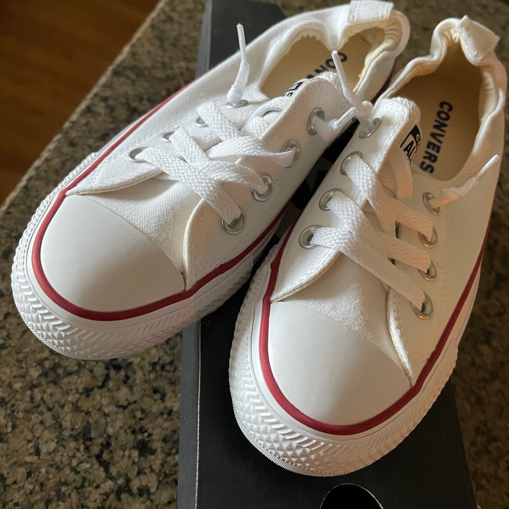 Lightly worn women’s size 6 white converse comes with box.